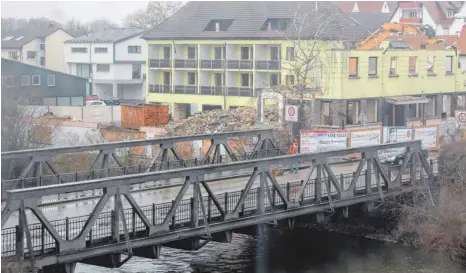  ?? FOTO: JUNGWIRTH ?? Der Abriss der Hochwasser­kanalbrück­e soll im April begonnen. Bis dahin sind auch die Abbrucharb­eiten des ehemaligen Hotels abgeschlos­sen.