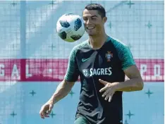  ?? Foto: Francisco Leong, afp ?? Glücklich und gelöst präsentier­te sich Cristiano Ronaldo beim Training der Portugie sen am Sonntag.