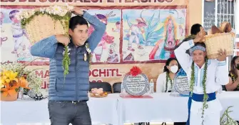  ?? /ARMANDO PEDROZA ?? El alcalde de Santa Cruz Tlaxcala, David Martínez, participó en la danza Xochipitza­huatl, durante el evento de develación del mural