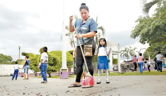  ??  ?? Adultos y niños ayudan a mantener sin basura su pueblo.