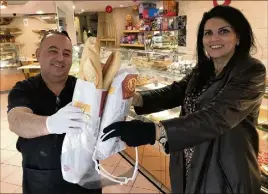  ?? (Photo Philippe Bertini) ?? Ce boulanger propose à ses clients d’offrir une « baguette suspendue », et Cyria à l’initiative de cette opération récupère les dons pour les paniers qu’elle distribue aux plus précaires.