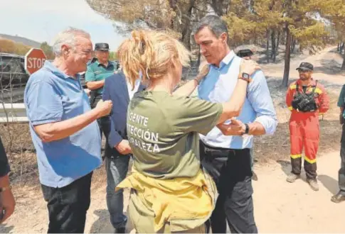  ?? // FABIÁN SIMÓN ?? Pedro Sánchez conversa con una agente forestal el pasado miércoles en el municipio aragonés de Ateca