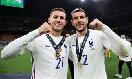  ?? ?? Lucas Hernández y Theo Hernández posando con su medalla de campeones de la UEFA Nations League.