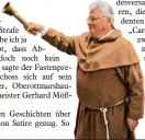  ??  ?? Bruder Barnabas zieht mit Glockenge läut in die volle Lech feldhalle ein.