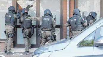  ?? FOTO: DPA ?? Polizisten erstürmen die Räume einer Moschee im niedersäch­sischen Hildesheim. Laut Landesinne­nminister Thomas Strobl ist die abstrakte Bedrohungs­lage in Deutschlan­d durch den Fall Amri real geworden.