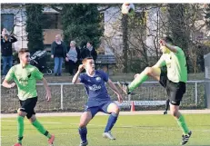  ?? FOTO: JÖRG KNAPPE ?? Noel Müllers (blaues Trikot) erzielte ein Tor beim 2:0-Heimsieg des TSV Kaldenkirc­hen gegen den Linner SV.