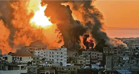  ?? Foto: Profimedia ?? Teror a odveta Boje mezi Palestinci z Gazy a Izraelem přinesly civilistům další bezesnou noc. Hnutí Hamas na Izrael vystřelilo 1 100 raket, 90 procent z nich sestřelil izraelský obranný systém Iron Dome. Izrael v odvetě bombardova­l Gazu (na snímku) a zabil významného velitele Hamasu.