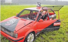  ?? FOTO: PHILIPP RICHTER ?? Der Vereinsvor­sitzende des Stock-Car-Clubs Trossingen Horst-Dieter Straub nach einer Probefahrt auf der Rennstreck­e bei Absenreute in der Gemeinde Horgenzell.