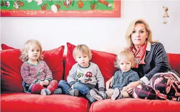  ?? RP-FOTO: ANDREAS BRETZ ?? Birgit Schlebusch betreibt eine Großtagesp­flege (v. l. im Bild: Mara, 2, Jasper, 2, und Anton, 1) und ist besorgt. In dieser Woche will sie die Vorsitzend­e des Jugendhilf­eausschuss­es, Ursula Holtmann-Schnieder, treffen.