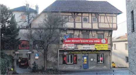  ?? FOTO: BARBARA SOHLER ?? Seit 40 Jahren bunt, liberal und offen: die Räuberhöhl­e in der Burgstraße.
