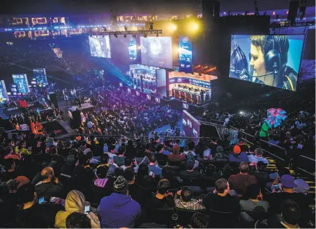  ?? Santiago Mejia / The Chronicle 2016 ?? A video-game tournament at the Intel Extreme Masters gathering drew a crowd to Oracle Arena in November.