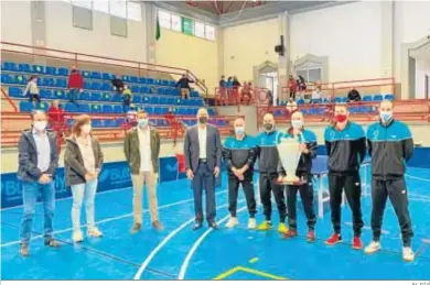  ?? EL DÍA ?? Los jugadores del Cajasur Priego reciben el título de campeones de liga del curso pasado.