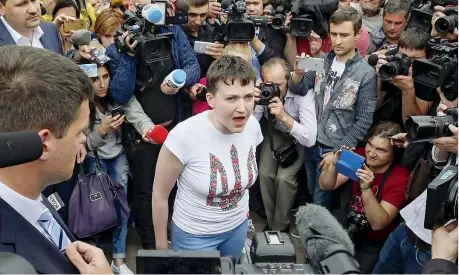  ??  ?? Il ritorno La top gun ucraina, Nadiya Savchenko (al centro) accolta da stampa e sostenitor­i all’arrivo all’aeroporto di Kiev. Violenteme­nte nazionalis­ta, è considerat­a un’eroina in patria e una criminale di guerra da Mosca: catturata dai ribelli...