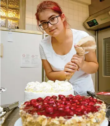  ?? Foto: Martina Diemand ?? Fruzsina Murvai will Konditorin werden – und ist auf dem besten Weg dahin. Sie arbeitet im Stadtcafé Bad Wörishofen und beginnt im September ihr zweites Lehrjahr.