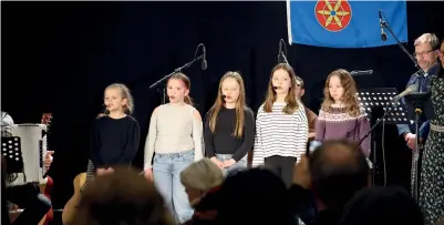  ?? ?? Amalie Lambela Parvikoski, Ella-Brita Gaup Juuso, Elli Grape, Marianne Heiskel Nesset og Mathilde Engstad er finskeleve­r i Storfjord, og var både medvirkend­e på plata og konserten under plateslipp­et.
(Kuva: Pål Vegard Eriksen)