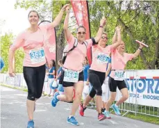  ??  ?? Hand in Hand ins Ziel: Die Powermamis aus Emmingen wurden Sechste bei der neuen Halbmarath­on-Staffel.