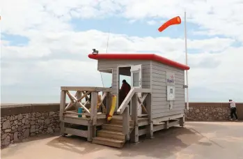  ??  ?? The Evaluative metering has set the exposure for this lifeguard hut, but the Highlight Tone Priority mode has still kept detail in the sky