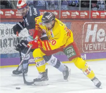  ?? FOTO: DIREVI ?? Die Schwenning­er Wild Wings, hier Marc El-Sayed (links) im Zweikampf mit dem DEG-Spieler Manuel Strodel, streben am Freitag den dritten Sieg gegen Düsseldorf an.