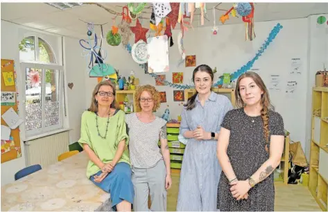  ?? FOTO: BECKERBRED­EL ?? Sie sind das Team des Kinderhaus­es in Völklingen (von links): Alexandra Gstöttner, Deborah Schneider, Eliza Shibilova und Judith Schmidt.