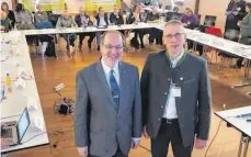  ?? FOTO: DAV ?? Bürgermeis­ter Peter Traub (links) und der Vorsitzend­e des DAV von Oberkochen, Kai Weidlich, bei der Tagung