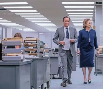  ??  ?? Tom Hanks und Meryl Streep im Film „Die Verlegerin“, der von der großen Zeit der amerikanis­chen Zeitungen erzählt.