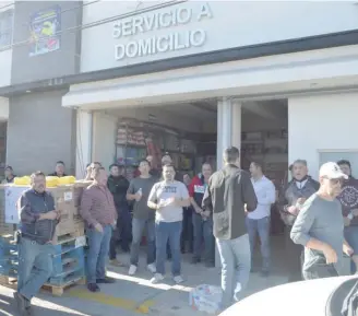  ?? SAÚL PONCE ?? Inspectore­s de la dependenci­a colocaron los sellos de suspensión en un almacén.