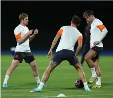  ?? Reuters ?? Kevin De Bruyne, left, trained with Manchester City in Jeddah but will be unavailabl­e for the Club World Cup final