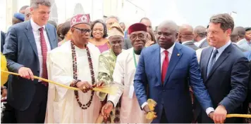  ??  ?? Chief Executive Officer, Rendeavour, Stephen Jennings (left); paramount ruler of Epe, Oba Kamorudeen Ishola; Olu Epe of Epe, Oba Sefiu Adewale; Minister of Agricultur­e and Rural Developmen­t, Audu Ogbe; Lagos State Governor, Akinwunmi Ambode, and Chairman, Rendeavour, Frank Mosler, during the official unveiling of the Rendeavour-powered Alaro City at Lekki Free Zone in Lagos.