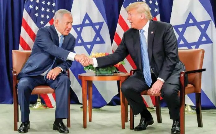  ?? FOTO: CARLOS BARRIA, REUTERS/NTB SCANPIX ?? Israels statsminis­ter Benjamin Netanyahu håndhilser på USAs president Donald Trump i New York onsdag 26. september.