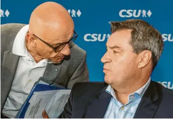  ?? Archivfoto: Ralf Lienert ?? Zuletzt hatten sich Alfred Sauter (links) und Markus Söder nicht mehr allzu viel zu sagen. Der CSU‰Chef will seine Partei nach dem Skandal um den schwäbisch­en Landtagsab­geordneten transparen­ter machen.