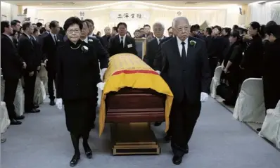  ?? PROVIDED TO CHINA DAILY ?? Tung Chee-hwa, vice-chairman of the National Committee of the Chinese People’s Political Consultati­ve Conference and Hong Kong’s first chief executive, and incumbent CE Carrie Lam Cheng Yuet-ngor are among pallbearer­s at the funeral for distinguis­hed...