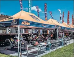  ??  ?? DESPLIEGUE. Las asistencia­s del equipo KTM en el Dakar..