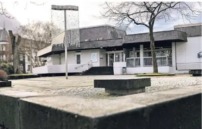  ?? RP-FOTOS: KÖHLEN ?? Die Betonsitzb­änke und das Pflaster auf dem alten Kirchplatz zeichnen den Verlauf der alten Grundmauer­n der ersten Haaner Kirche nach. Vor dem Schwimmbad steht derzeit das Kunstwerk „Wasserfall für Haan“von Uta Majmudar. Im Hintergrun­d links ist das Rathaus an der Kaiserstra­ße zu erkennen.