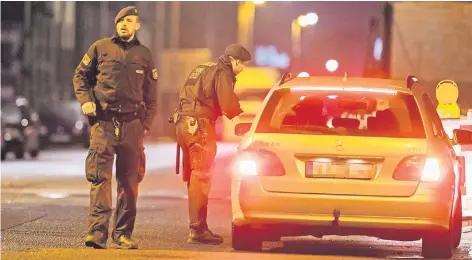  ?? FOTO: CHRISTOPH REICHWEIN ?? Polizisten in Herne durchsuche­n Autos. Doch von Marcel H. fehlt bislang jede Spur.