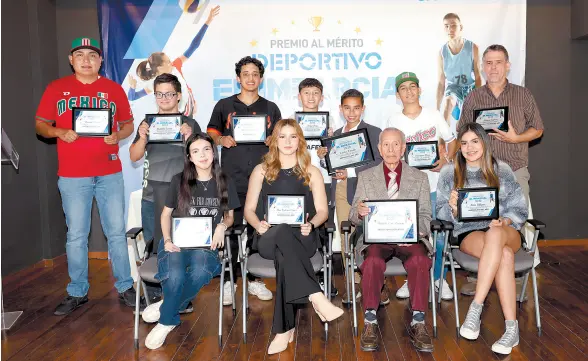 ?? ?? l Los ganadores del Premio al Mérito Deportivo 2023 de EL IMPARCIAL posan con sus reconocimi­entos.