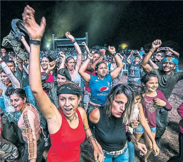  ?? LUIS ACOSTA / AFP ?? Un grupo de guerriller­os baila celebrando la paz, el pasado miércoles, en el campamento de Llanos del Yari