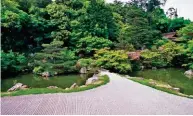  ??  ?? A TAVOLA La Locanda a Regent’s Park, a Londra, aperta nel 2002 dallo chef Giorgio Locatelli. A KYOTO Il giardino zen del tempio buddista di Saihō-ji, a Kyoto. Dal 1994 è nel patrimonio mondiale dell’Unesco.