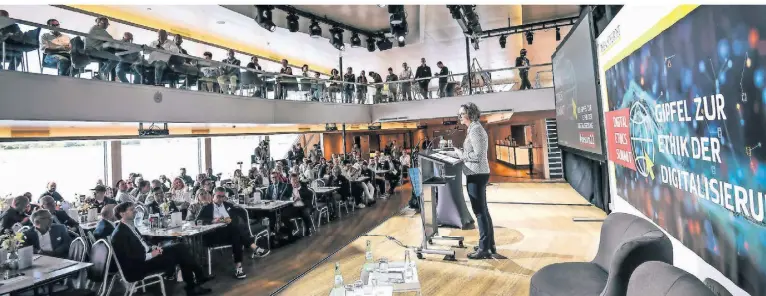  ?? FOTOS: ANDREAS BRETZ ?? Die Digitalmin­isterin von NRW, Ina Scharrenba­ch (CDU), eröffnete den Digital Ethics Summit auf dem Rheinschif­f MS Galaxie.