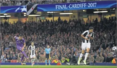  ??  ?? El disparo con el que Casemiro marcó el 1-2 en la final de la Duodécima contra la Juventus en Cardiff.