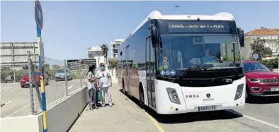  ?? ALBA BOIX ?? Un grupo de personas espera que un autobús de línea abra sus puertas en una parada situada en Peñíscola.