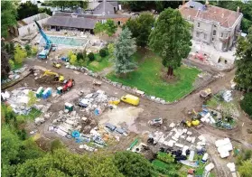  ??  ?? Sprawling: An aerial view of builders at the Clooneys’ estate