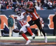  ?? FRANK VICTORES — THE ASSOCIATED PRESS ?? Browns receiver Corey Coleman drops a pass near Bengals cornerback Josh Shaw in the second half Nov. 26 in Cincinnati.