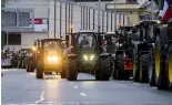  ?? ?? Des agriculteu­rs dans des tracteurs se tiennent dans une rue du centre de la capitale tchèque lors d'une manifestat­ion