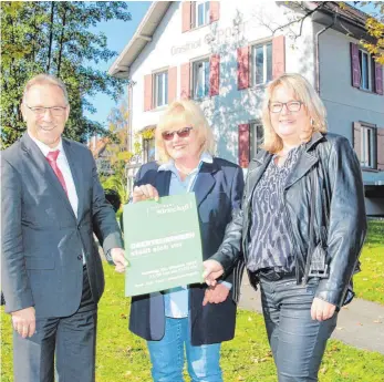  ?? FOTO: MICHAEL TSCHEK ?? Sie sind auf die „Tischmesse“vorbereite­t und freuen sich auf viele Besucher: Die Vorstandsm­itglieder der „Teuringer Wirtschaft“Gerhard Janke, Monika Bucher und Gabriele Etzel (von links).