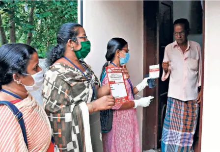  ??  ?? ASHA WORKERS
checking with the family of a quarantine­d person in Thiruvanan­thapuram on June 29.