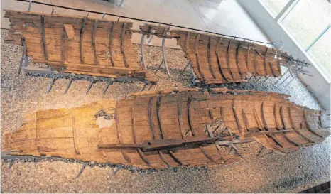  ?? FOTOS: DPA ?? Zwei Wracks von römischen Militärsch­iffen liegen im Kelten-Römer-Museum in Manching. Sie wurden 1986 gefunden.