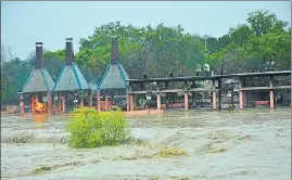  ?? GAUR/HT PHOTO ?? The Ganga river flows in spate near a cremation ghat at Kankhal in Haridwar on Saturday.