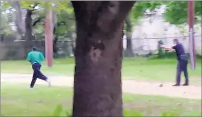  ??  ?? A witness’s video shows Walter Scott, left, running away as patrolman Michael Slager, right, shoots at him