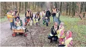  ?? RP-ARCHIVFOTO: DIETRICH JANICKI ?? Kinder und Eltern der „Arche Noah“säuberten am Dreckweg-Tag im vergangene­n Jahr den Rundweg an der Fliethe.