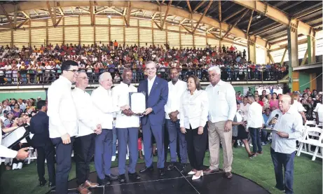  ?? JOSÉ ALBERTO MALDONADO/LD ?? El presidente Luis Abinader entrega su título de propiedad a un beneficiar­io.